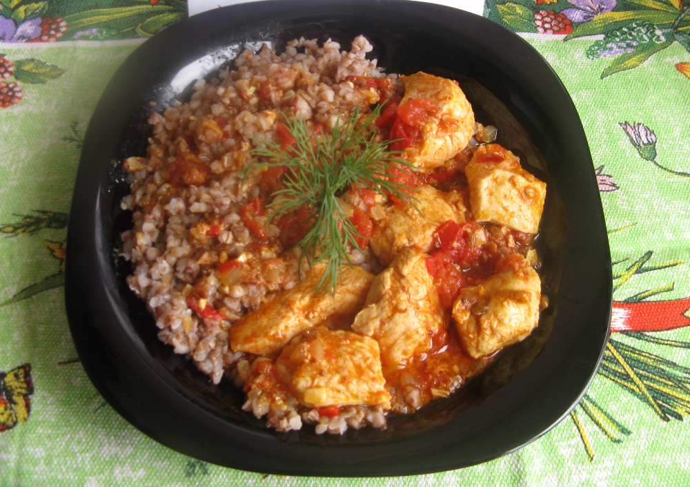 Жаркое из курицы с гречневой крупой и овощами